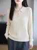 Polo de lana de hilo fino con un diseño de cuello refinado, que ofrece calidez y versatilidad, un imprescindible para otoño e invierno, que irradia elegancia.