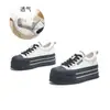 Tênis branco feminino feito de couro bovino de flor integral, novo modelo outono 2026, sapatos biscuit plataforma para aumentar a altura, tênis esportivo casual versátil para mulheres