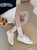 Zapatillas deportivas retro blancas de cuero suave para mujer, nuevas zapatillas deportivas casual versátiles de suela blanda para verano, zapatillas casuales ligeras para mujer