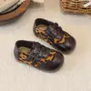 Zapatos de cuero para niños, estilo nuevo 2026, con suela antideslizante y suave, adecuados para primavera y otoño, diseño moderno tanto para niños como para niñas, con cierre de hebilla de doble tira