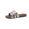 Chanclas de Red Celeb Sandalias de Resort Estilo Retro Planas Casuales de una Sola Tira para Mujer Estilo Veraniego de Alta Gama para Salir Ropa de Playa