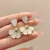 Pendientes de flor de concha para mujer, elegantes y únicos, de nicho, ligeros, de lujo, de alta gama, de moda, 2024, nuevas explosiones