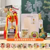 Presente de formatura do jardim de infância para professoras: troféu masculino, buquê de tricô, girassol feito à mão como um presente de agradecimento aos professores