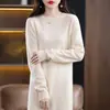 Outono de 2026 Novo Vestido Básico Liso de Gola Redonda Simples Malha Longa de Lã Pura Slimming para o Trabalho