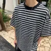 Moda Masculina de Verão Tendência Camiseta Listrada Preta e Branca Estilo Japonês com Gola Pequena para Jovens, Camiseta Versátil Solta Confortável Estilo Coreano