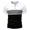 Camisa Masculina Henley de Verão Moda Estampa de Listras com Letras Botão Casual Solta Gola Henley Manga Curta Camiseta