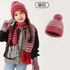 Conjunto de Cachecol, Gorro e Luvas Infantis Listrados da Amazon para Travessia de Fronteira - Cachecol Listrado em Blocos de Cores Quentes com Franjas - Conjunto de Três Peças