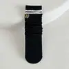 Meias Longas para Meninas, Estilo Academia, Listradas Duplas Caneladas, Padrão Escuro de Listras Largas, Com Emblema Bordado, Atacado