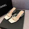 Sandálias transparentes de strass sem fecho 2026 femininas de verão para uso externo novas sandálias confortáveis de salto grosso de cristal para usar com vestidos