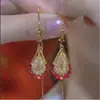 Brincos de Ouro com Fio Enrolado e Cravejados com Diamantes Vermelhos para Mulheres, Luxo Leve, Elegantes, Modernos, Design Inovador, Brincos Versáteis