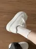 Tênis femininos estilo coreano com acabamento em renda, novos sapatos casuais esportivos de alta moda versáteis de nicho para primavera e outono de 2026