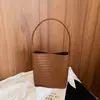 Bolsa de palha trançada estilo coreano transfronteiriça para mulheres, novo modelo de verão 2026, simples e de nicho, adequada para o trabalho, bolsa de ombro e de axila