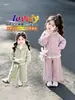 Conjunto de sudadera con capucha de estilo deportivo casual para niñas, nuevo atuendo versátil de tres piezas para la moda de otoño, ropa elegante para niñas