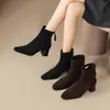 Botas de tornozelo de salto grosso femininas ZHR, nova coleção de outono 2026, botas de salto alto bico fino retrô, botas de camurça marrom de corte justo