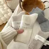 Nuevos calcetines cálidos de otoño e invierno para mujer, con un diseño liso de estilo japonés con rayas finas, adecuados para usar como calcetines exteriores, y calcetines largos duraderos