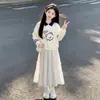 Conjunto de dos piezas de otoño para niña estilo coreano: Sudadera con cuello y mangas largas y falda linda, atuendo elegante para niños mayores