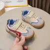 Zapatos de Patinaje para Niños de Bloques de Color de Moda Primavera y Otoño Nuevo Estilo Unisex Bebé Suela Suave Zapatos para Caminar Velcro Bebé Pequeño Zapatos Argan