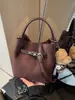 Bolso de Hombro Versátil de Alta Gama Bolso de Mano para Mujer 2026 Nuevo Bolso Cubo Retro Bolso Cruzado Simple de Otoño e Invierno