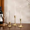 Castiçal Retrô Transfronteiriço Enfeites de Ferro Suporte para Vela Estilo Europeu Adereços para Fotografia de Casamento Base Dourada para Vela de Mesa de Jantar