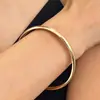 Pulseira de Ouro Larga Exagerada Aberta para Mulheres, Pulseira de Metal de Alto Padrão com Acabamento Espelhado, Estilo Europeu e Americano, Pulseira Aberta Empilhável Intricadamente Trabalhada