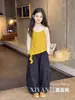Roupa de outono para meninas: Conjunto casual e fashion de duas peças estilo coreano, apresentando um top assimétrico e calças cargo largas, estilosas e modernas.