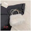 Bolso de mano de felpa nuevo otoño/invierno 2026, bolso bandolera de cadena de perlas a la moda, bolso cuadrado pequeño moderno y elegante