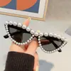 Novo modelo transfronteiriço de óculos de sol de alta qualidade com aplicação de pérolas, proteção UV, óculos de sol triangulares estilo gatinho retrô personalizados para mulheres