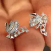 Pendientes de Flor Exquisitos y Delicados con Diseño Espiral Hueco, Simples, de Alta Gama, Versátiles y Elegantes de Cao Shi para Mujer para Uso Diario