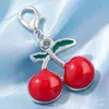 Exquisito colgante de cereza con incrustaciones de diamantes, efecto de goteo de aceite, llavero de fruta realista, accesorios decorativos DIY para bolsos