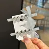 Pinza para el pelo de lujo ligero con forma de corazón y pedrería, con lazo plateado, pinza lateral para niñas elegantes, pinza pequeña estilo Chanel