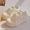 Zapatos Blancos de Malla Transpirable para Verano Mujer 2026 Nuevos Versátiles Suela Gruesa Aumentan Altura Zapatos de Lona Zapatos Deportivos Casuales Zapatos de Skate