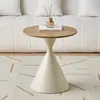 Mesa de centro sólida em estilo creme para uso doméstico, sala de estar minimalista, apartamento pequeno, design simples moderno, sensação de alta qualidade, mesa lateral redonda móvel