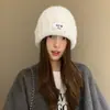 Gorro de Lã de Alta Qualidade com Letras Estilo Coreano para Mulheres, Outono e Inverno, Engrossado, Quente, Afina o Rosto, Protege as Orelhas, Tendência