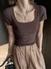 Camiseta de color liso simple, hombro normal, corte ajustado, cuello cuadrado, manga corta para mujer, nuevo diseño casual versátil de verano, top de nicho