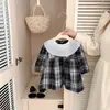Vestido Xadrez Retrô para Meninas Estilo Coreano para Crianças Pequenas Outono Gola Boneca Manga Longa Vestido para Bebê Estiloso para Passeio Vestido Princesa