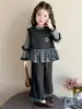 Ropa infantil nueva y elegante para primavera y otoño de 2026: un conjunto informal de tres piezas a la moda para niñas, perfecto para usar a principios de otoño