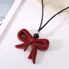 Nuevo Collar con Colgante de Resina Roja en Forma de Lazo para Mujer Accesorios de Joyería Simples y Versátiles Listos para la Venta
