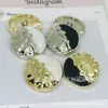 Botones metálicos de alta gama cóncavos y convexos irregulares superficie media Epoxy hebilla decorativa semicircular de moda hebilla para suéter abrigo
