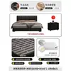 Cama estilo italiano em couro preto com estofamento segmentado em listras verticais, apresentando acabamento em couro Nappa, bordas niveladas e uma estrutura de piso, adequada para o quarto principal ou secundário