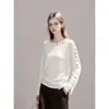 Camiseta blanca de botones, hombros descubiertos, manga larga para mujer, principios de otoño, moderna, corte holgado, casual, con un diseño único y estilo de hombros descubiertos.. 25716