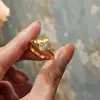 Conjunto de Anillo, Pendientes y Collar Géminis Vintage Estilo Francés con Acabado Cepillado Incrustado con Diamantes, Diseño Único, Lujo Ligero y Artesanía Exquisita