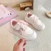 Zapatos Deportivos para Niñas 2026 Nuevas Llegadas de Primavera Zapatos de Patinaje para Niños Zapatos Blancos Versátiles Zapatos Casuales para Niños Medianos y Grandes Suela Suave Zapatos Individuales