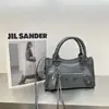 26 Modelos Nuevos de Bolsas para Motocicleta Le City con Tachuelas, Bolsas Tote Oscuras de Estilo Francés Retro, Bolsos Cruzados de Piel de Vaca de Primera Capa