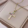 Colar Feminino Colorido Zircônia Joias Design de Nicho Pingente Cruz Completo em Diamante Colar Corrente de Clavícula em Aço Inoxidável