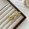 Pendientes de Moda Europeos y Americanos, Pendientes Exagerados y Elegantes de Metal Dorado, Diseño Único de Nicho, Estilo de Pasarela y Callejero, Pendientes de Gama Alta al por Mayor