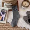 Calcetines grises para mujer con colgante de gato bordado de dibujos animados, lazo, longitud hasta la mitad de la pantorrilla, etiqueta de tela estilo coreano, encaje de lunares, calcetines apilados