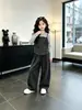 Conjunto de Alças para Meninas Primavera e Outono 2026 Novo Estilo Coreano Moda Calça Wide Leg Conjunto de Três Peças Roupa Infantil Tendência