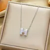 Collar de acero de titanio de lujo y ligero para mujer, colgante de circonitas exquisito, sencillo y combinable, cadena de clavícula de celebridades de Internet, joyería de alta calidad.