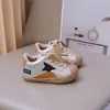 Zapatos para caminar de bebé niños punta cerrada anti-pateadura y raspado estilo primavera y otoño zapatos para niños puntera de concha simple zapatos de plataforma para bebés niños estrella de cinco puntas
