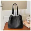 La popular bolsa grande para mujer de este año 2025 nueva moda lujo ligero alta calidad asequible hombro commuter tote bag